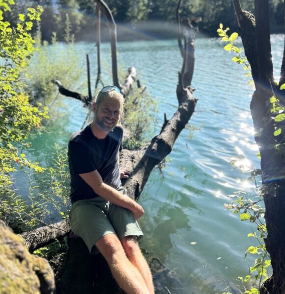 Dennis_at_Lake In Shorts am See
