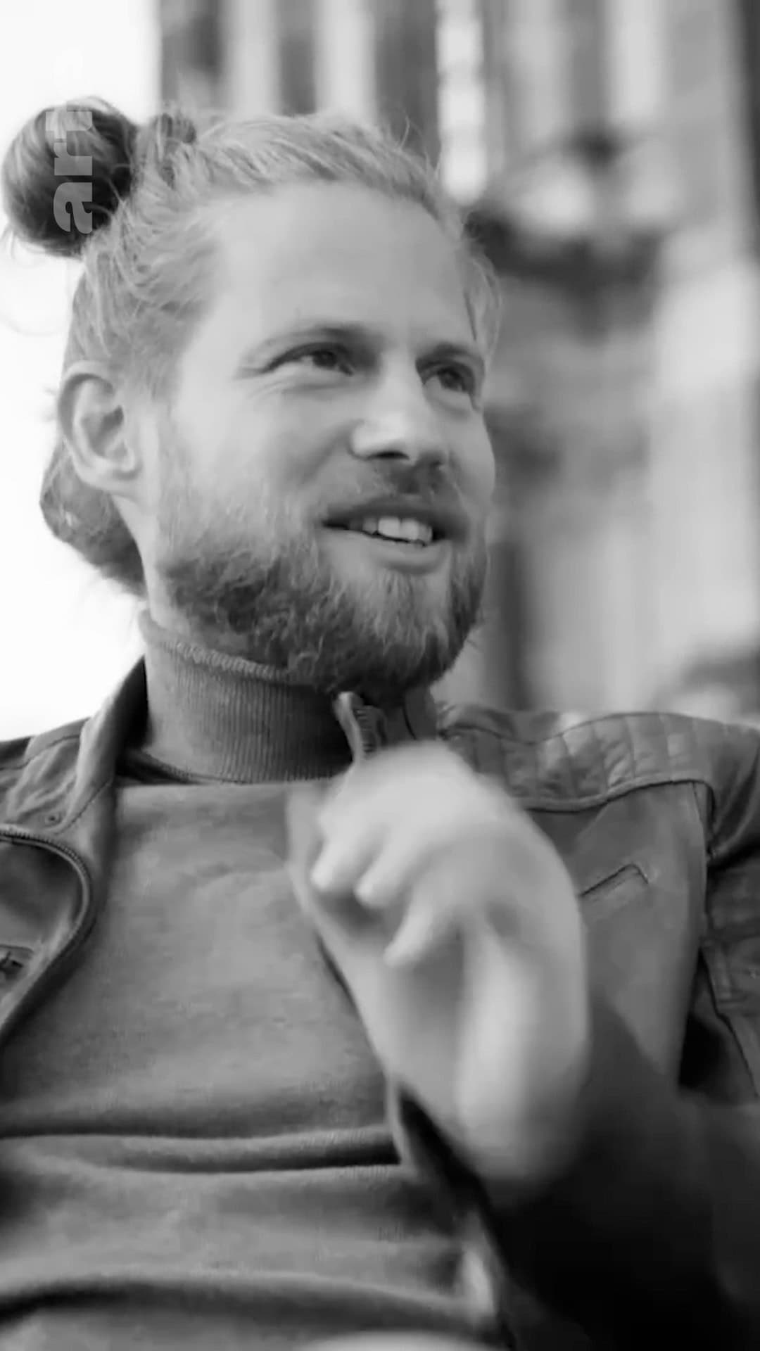 Philosoph Dennis Peterzelka in ARTE streetphilosophy (Hochformat) Standbild vorm Video